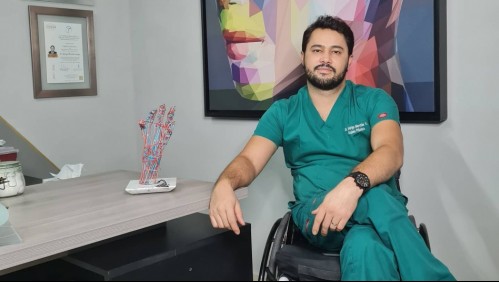 'Siempre se puede': Cirujano queda parapléjico tras un accidente y adapta una silla de ruedas para seguir operando