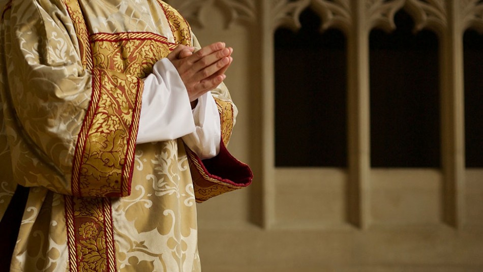 Sacerdote colombiano viola a adolescente, la obliga a abortar y escapa de la policía desde un hospital Sacerdote colombiano viola a adolescente, la obliga a abortar y escapa de la policía desde un hospital