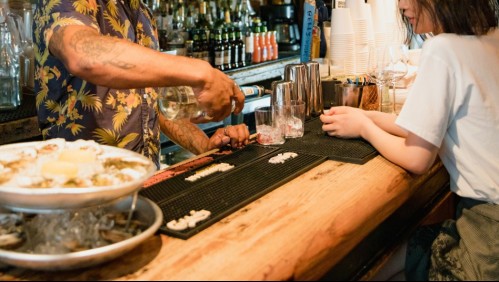 'No todos los héroes llevan capas': barman logra 'ahuyentar' a acosador de dos mujeres en un bar