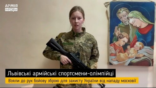 'Con las armas en la mano, defenderé a nuestro país': mujeres civiles ucranianas se enlistan para la guerra