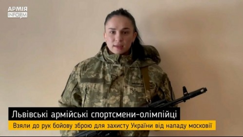 Mujeres se alistan para la guerra contra Rusia: así se preparan las ucranianas en el uso de armas