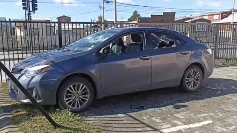 Mujer destrozo vidrios del auto de su jefa en Cesfam de Punta Arenas tras perder una demanda