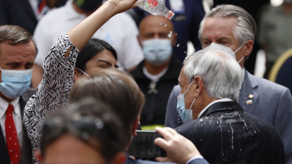 Mujer lanza agua al Presidente Piñera al interior de La Moneda tras acto por los dos años de la pandemia