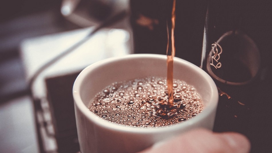 Una dosis mortal: entrenador muere al tomar por accidente el equivalente a 200 tazas de café en una bebida energética Una dosis mortal: entrenador muere al tomar por accidente el equivalente a 200 tazas de café en una bebida energética