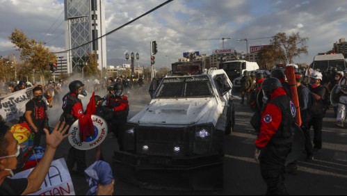 Anuncian cortes de tránsito en el sector de Plaza Baquedano 'debido a desórdenes'