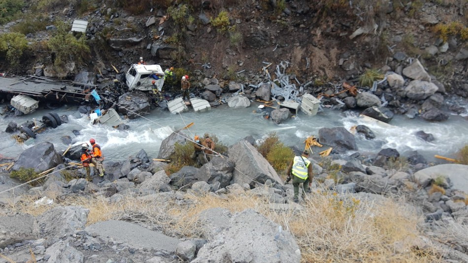 Chofer muere tras desbarrancar su camión en una quebrada y caer a lecho de río en Los Andes