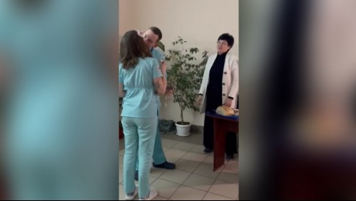 'Amor en tiempos de guerra': Pareja de médicos se casa en un hospital de Kiev en medio de la invasión rusa
