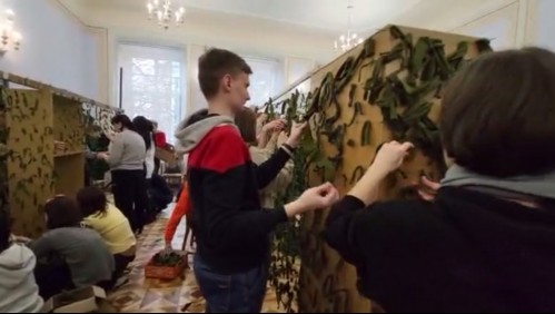 Ucranianos convierten una biblioteca en centro de confección de vestimenta militar