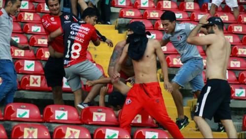 22 lesionados deja batalla campal en partido de fútbol mexicano