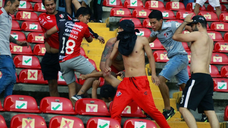 22 lesionados deja batalla campal en partido de fútbol mexicano