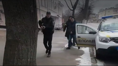 Así fue la detención de equipo de Meganoticias en Ucrania: Agentes apuntaron con un arma a los profesionales