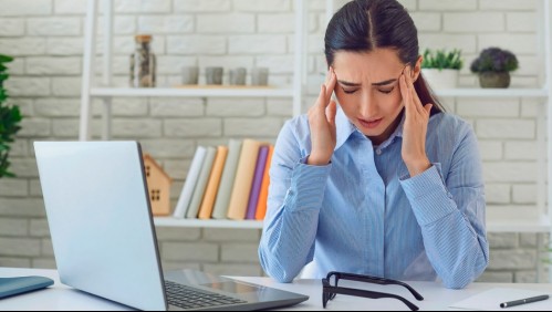 Estrés laboral: Conoce los 7 signos físicos y emocionales que pueden afectarte