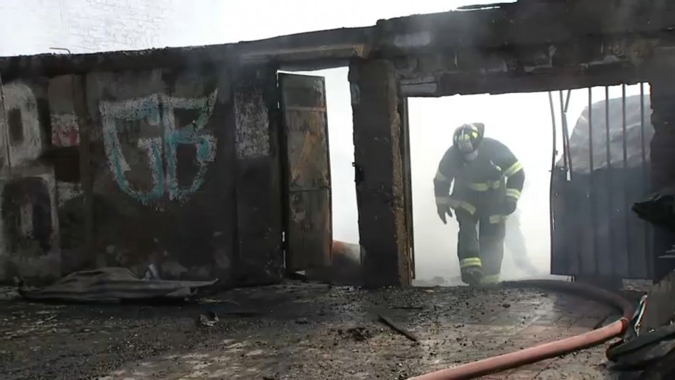 Incendio de proporciones en La Granja afecta a una casa y tres mueblerías