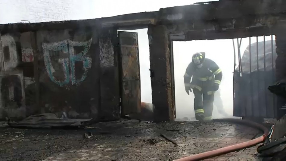 Incendio de proporciones en La Granja afecta a una casa y tres mueblerías Incendio de proporciones en La Granja afecta a una casa y tres mueblerías