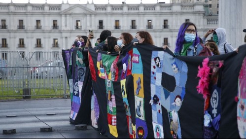 8M: Realizan manifestación frente a La Moneda a un día de la conmemoración del Día de La Mujer