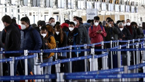 Desde este martes el testeo de PCR en el aeropuerto de Santiago será aleatorio para los pasajeros que ingresen al país