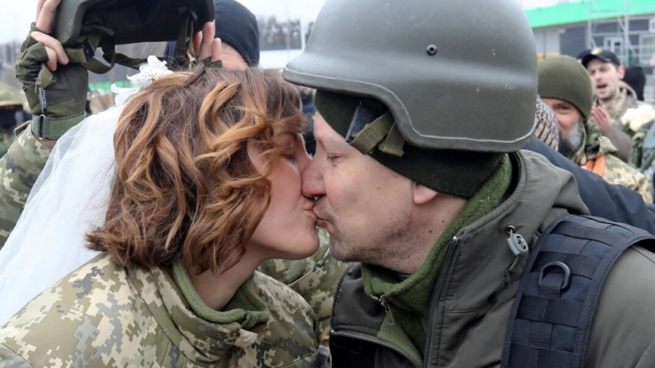 Llevan más de 20 años juntos y tienen una hija: Pareja ucraniana se enlistó y luego se casó en puesto militar en Kiev