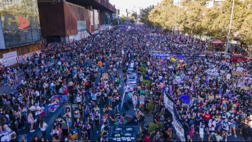 Conmemoración del Día Internacional de la Mujer: Multitudinarias manifestaciones en Santiago y regiones