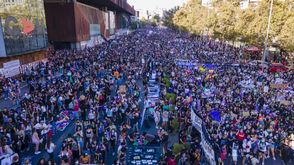 Conmemoración del Día Internacional de la Mujer: Multitudinarias manifestaciones en Santiago y regiones