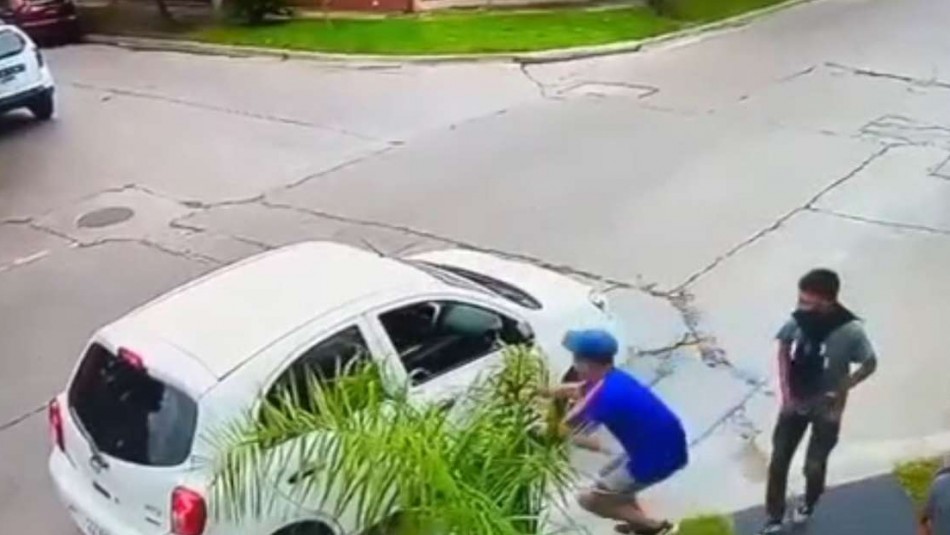 Era su primer auto: Captan el momento exacto en que tres delincuentes le roban violentamente su vehículo a un hombre Era su primer auto: Captan el momento exacto en que tres delincuentes le roban violentamente su vehículo a un hombre