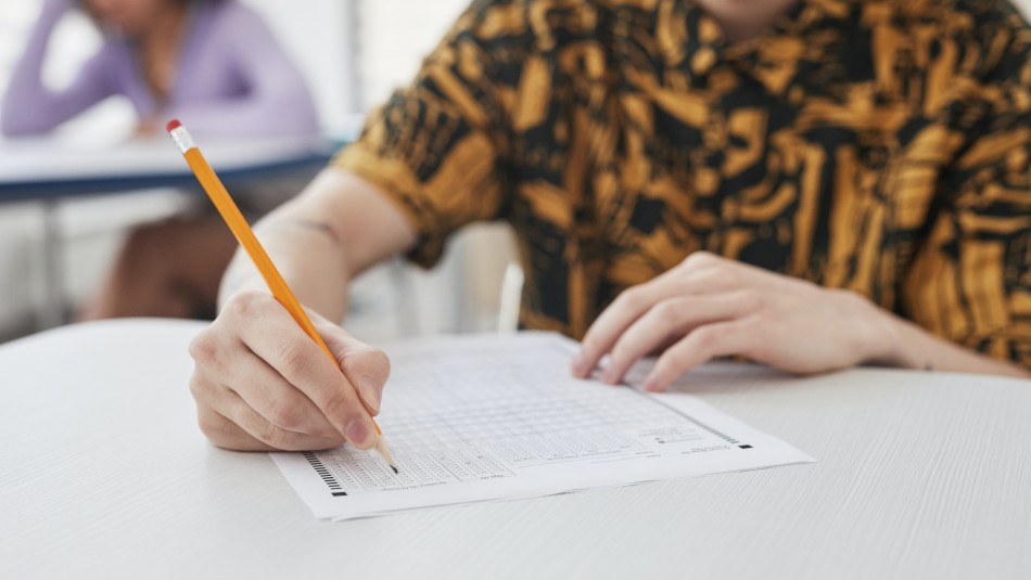 Estudiante de medicina utilizó equipo bluetooth para pasar un examen que rendía por onceava vez pero fue descubierto Estudiante de medicina utilizó equipo bluetooth para pasar un examen que rendía por onceava vez pero fue descubierto