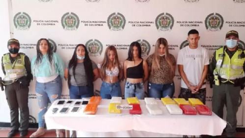 Las bajaron del avión: capturan a 5 mujeres que fingían estar embarazadas y escondían en sus barrigas 16 kilos de coca