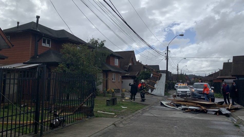 Fuerte viento desprende la techumbre de múltiples viviendas en población de Puerto Montt Fuerte viento desprende la techumbre de múltiples viviendas en población de Puerto Montt