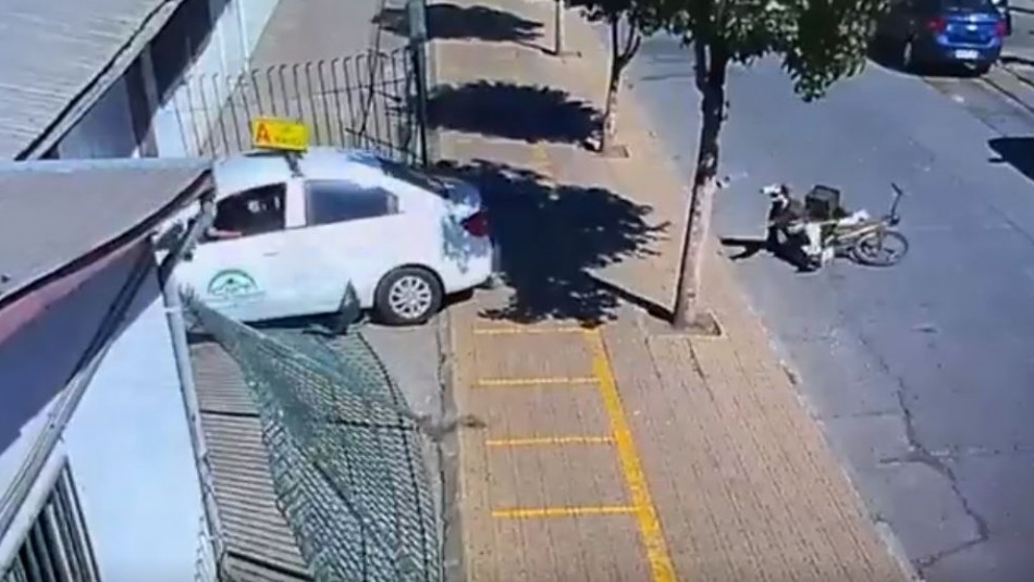 Alumna que aprendía a conducir atropelló a ciclista y derribó reja de oficina en Curicó