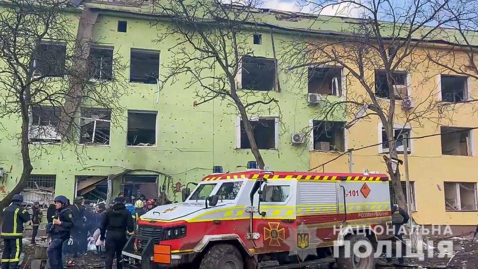 Una niña y dos adultos mueren en ataque ruso al hospital pediátrico de Mariúpol
