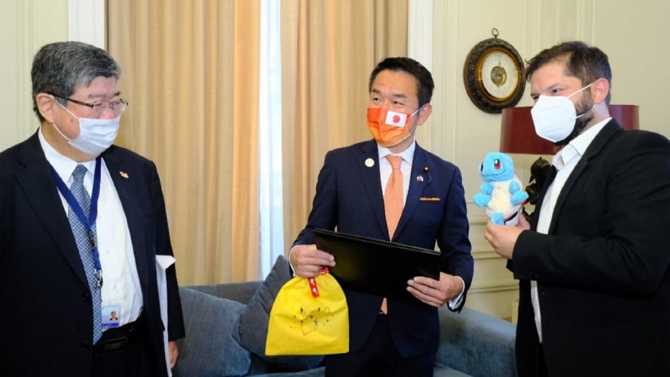 Boric recibe un Pokémon de regalo de parte del ministro de Estado para Asuntos Exteriores de Japón