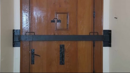 ¿Por qué hay una barra de fierro en la puerta de Morandé 80 del Palacio de La Moneda?