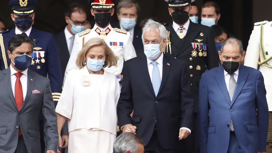 Entre aplausos y gritos: Así fue la salida de Sebastián Piñera del Congreso tras entregar banda presidencial Entre aplausos y gritos: Así fue la salida de Sebastián Piñera del Congreso tras entregar banda presidencial