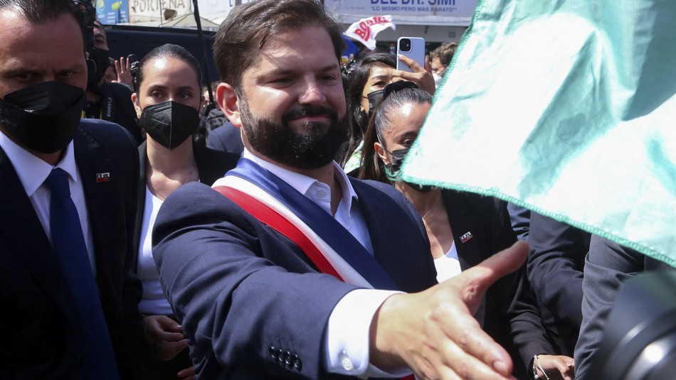 La cercana salida de protocolo del Presidente Boric: Se bajó del Ford Galaxie para saludar a sus adherentes La cercana salida de protocolo del Presidente Boric: Se bajó del Ford Galaxie para saludar a sus adherentes