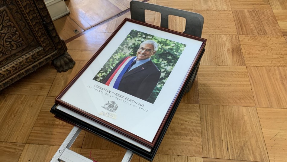 foto-pinera Retiran fotos de Piñera del Palacio de La Moneda