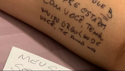 Joven se tatúa nota que le dejó su padre antes de morir de Covid: 'Siempre estaré contigo, estoy muy orgulloso de ti'