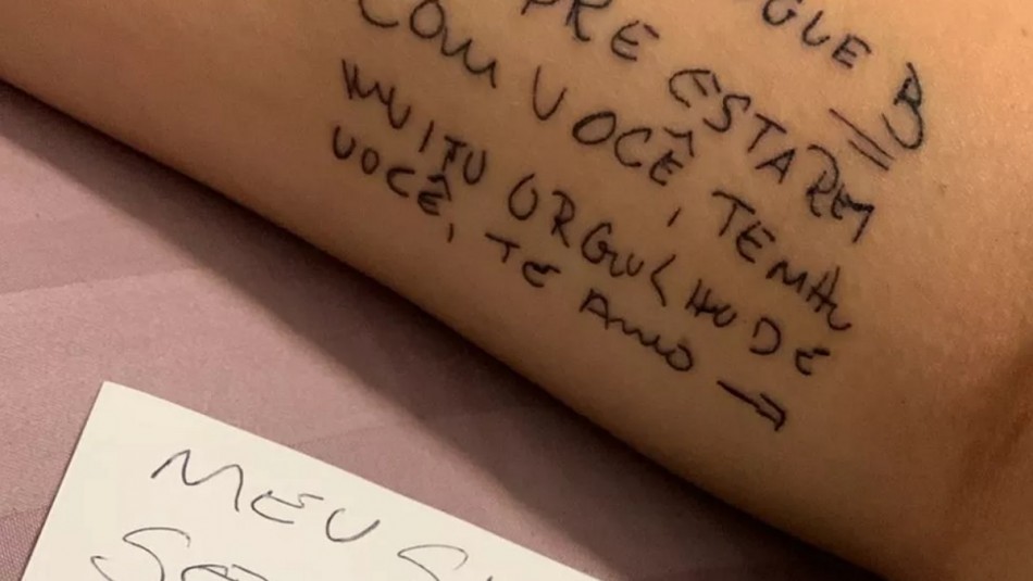Joven se tatúa nota que le dejó su padre antes de morir de Covid: 