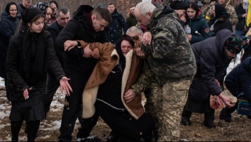 Madre se desmaya al sepultar el cuerpo de su hijo asesinado durante la invasión rusa a Ucrania
