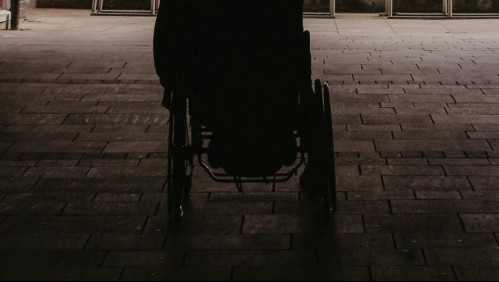 Llegó agonizando y en el hospital no la ayudaron: Mujer muere en la calle y sobre una silla de ruedas