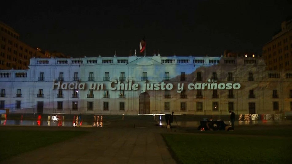 Realizan espectáculo de luces en La Moneda proyectando los desafíos del nuevo Gobierno Realizan espectáculo de luces en La Moneda proyectando los desafíos del nuevo Gobierno