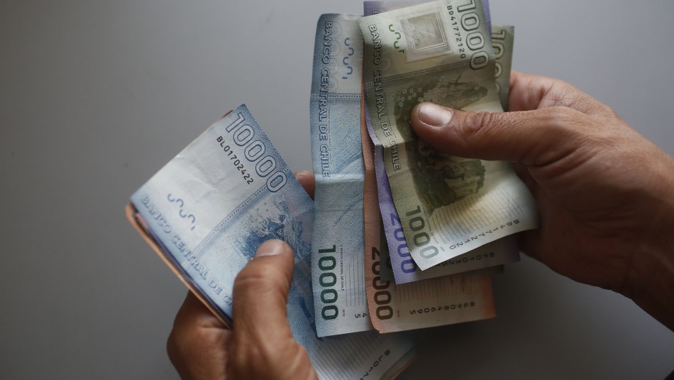 Aumento de sueldo mínimo: Gobierno de Boric espera llegar a los $400 mil en un año Aumento de sueldo mínimo: Gobierno de Boric espera llegar a los $400 mil en un año