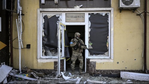 Bombardeos alcanzan hospitales en ciudad del sur de Ucrania: 'Dispararon contra las zonas civiles'