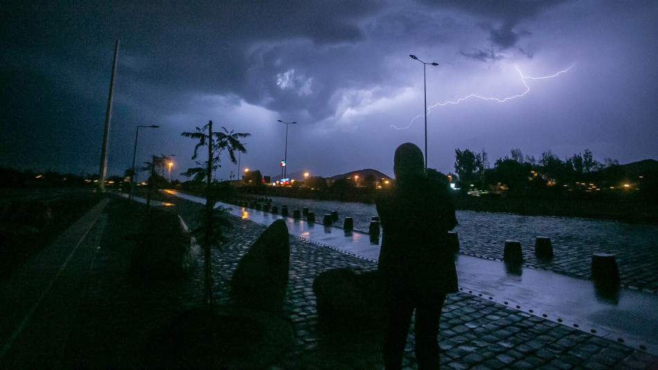 Meteorología emite aviso por tormentas eléctricas para dos regiones del país