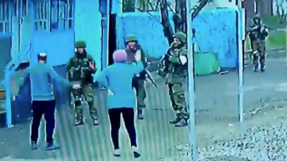 Video muestra a pareja de ancianos ucranianos se enfrenta a soldados rusos armados