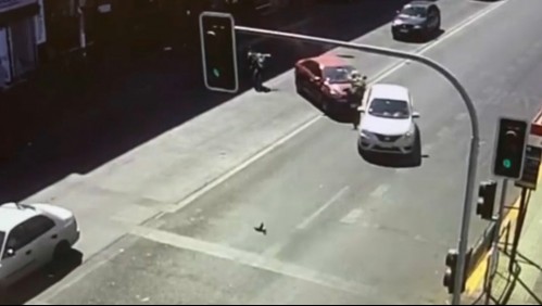 Video muestra momento en que supuesto asaltante atropelló a carabinero en Estación Central