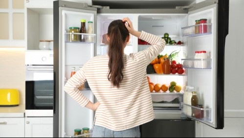 ¿Cuánto tiempo hay que esperar para enchufar el refrigerador después de moverlo?