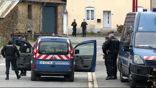 Encuentran muertos a una mujer y cuatro niños de entre 3 y 12 años al interior de un departamento