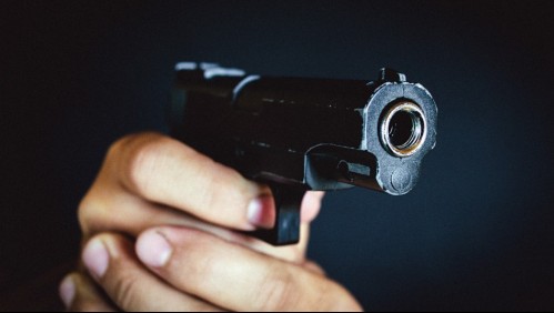 Hombre intentó dispararle a kiosquera por no fiarle una cerveza pero terminó baleándose la mano por accidente