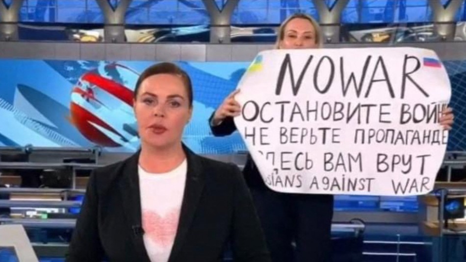 Arriesga 10 días de cárcel: juzgan a mujer que irrumpió en noticiero para protestar por la invasión a Ucrania