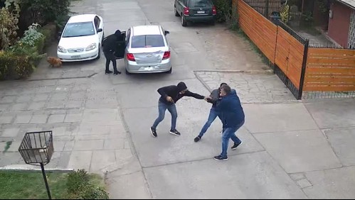 Cámara capta violento asalto: Sujeto es baleado en la puerta de su domicilio tras retirar $1 millón del banco