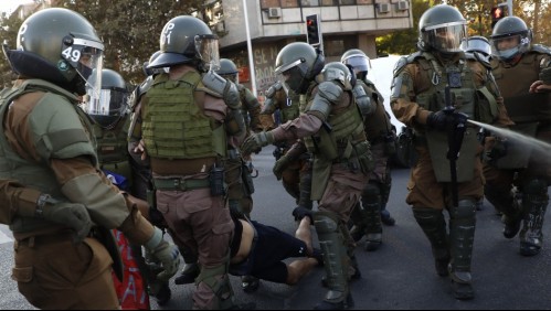 Video muestra violenta detención de carabineros a manifestante en Plaza Italia